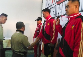 Karateka Bengkulu saat menerima medali