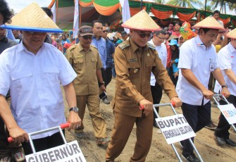  Plt. Gubernur Bengkulu Rohidin Mersyah saat Penanaman Bibit Jagung bersama Menteri Pertanian dan Menteri Desa dan PDTT di Desa Padang Lebar, Kecamatan Seginim, Kabupaten Bengkulu Selatan, Selasa (19/9).