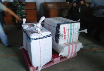 Koli barang yang diamankan di Bandara Fatmawati Soekarno, Rabu (04/10/2017)