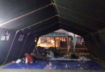 Pemkot Bengkulu memberikan bantuan kepada warga terkena banjir