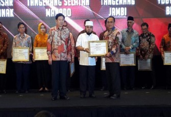Walikota Bengkulu Helmi Hasan menerima Anugerah Indonesia Attractiveness dari Majalah Tempo, Jumat malam (29/09/2017) di Java Ballroom, The Westin Jakarta