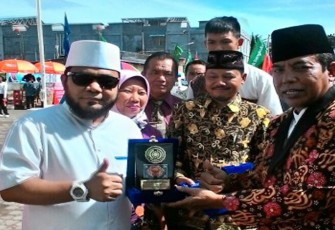 Walikota Helmi Hasan Terima Penghargaan dari Rektor UMB
