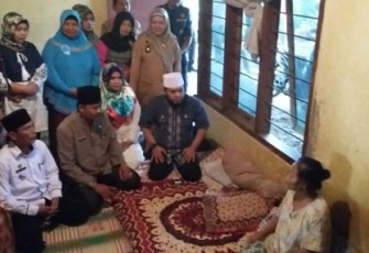 Walikota Helmi Hasan Helmi Hasan menjenguk 4 warganya yang menderita sakit