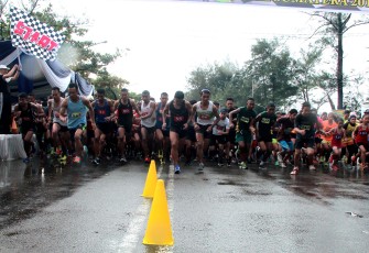 Plt Gubernur Bengkulu Rohidin Mersyah melepas peserta lomba Lari Pantai 10 KM, Minggu 19 November 2017.