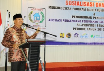 Plt Gubernur Bengkulu Rohidin Mersyah pada Pengukuhan Pengurus DPW (Dewan Perewakilan Wilayah)  ASPPRIN (Asosiasi Pengembang Perumahan Rakyat Indonesia) Se-Provinsi Bengkulu Periode 2017-2020, Sosialisasi dan Dialog Mensukseskan Program Sejuta Rumah di Provinsi Bengkulu, Madelin Hotel, Jum'at (27/10). 