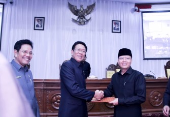 Plt Gubernur foto dengan Ketua DPRD Provinsi Bengkulu dalam Pengeshan Perda 2018