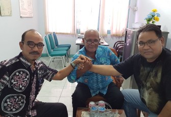 Ketua SMSI Teguh salam komando dengan Ketua PWI Sumbar