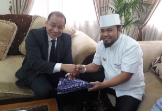Jabat Tangan Wali Kota Bengkulu Helmi Hasan dan Dubes Kamboja Hor Nam Bora dalam rangka menyambut Karnaval Batik Internasinal