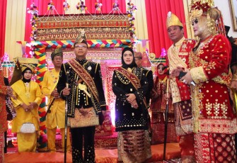Plt Gubernur Bengkulu (Kanan) bersama istri