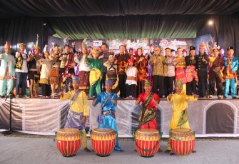 Plt Gubernur Bengkulu Rohidin Mersyah memberikan apresiasi tinggi atas penampilan Kreasi Dol Nusantara Anjungan Bengkulu TMII Jakarta