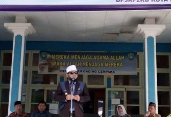 Walikota Helmi Hasan saat pelatihan teknologi tepat guna Pembuatan Bola Lampu Rakitan di Kecamatan Gading Cempaka