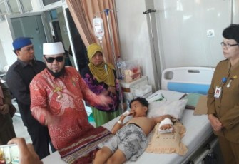 Walikota Helmi didampingi sejumlah pejabat Pemkot Bengkulu mengunjungi Rizki Ramadani (9) di salah satu ruang bangsal di RSUD kota Bengkulu