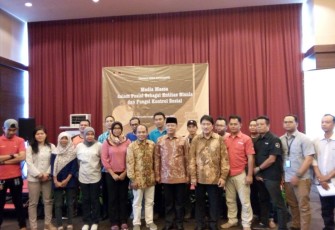Foto bersama saat acara seminar