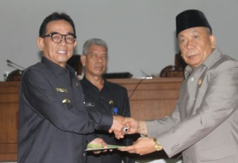 Bupati Kepahiang Dr.Ir. Hidayattulah Sjahid, MM dalam rapat paripurna Senin (13/11/2017)