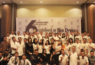 Foto bersama usai perayaan ulang tahun ke 6 Hotel Santika Bengkulu