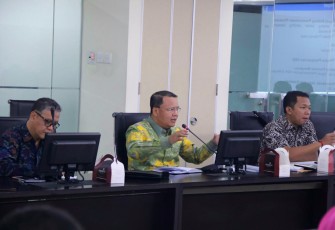 Plt Gub Bengkulu Rohidin Mersyah saat melaksanakan rapat 