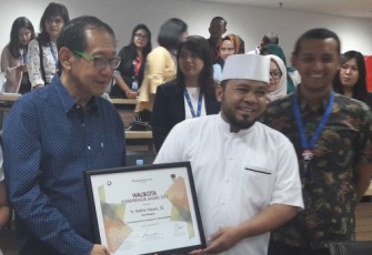Walikota Bengkulu saat menerima penghargaan