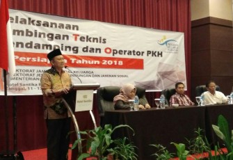 Asisten I Setda Provinsi Bengkulu Hamka Sabri Saat Membuka Bimbingan Teknis Pendamping dan Operator PKH Persiapan Tahun 2018