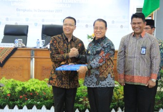 Penyerahan DIPA Oleh Plt Gubernur Bengkulu Rohidin Mersyah Kepada Bupati Kabupaten Seluma Bundra Jaya