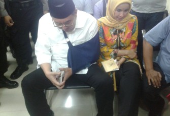 Ridwan Mukti bersama istri nampak menunduk saat menjalani sidang 