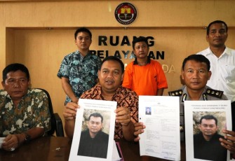 Wakil Derektur (Wadir) Krimsus AKBP Rohadi SH, MH didampingi Kabid Humas Polda Bengkulu AKBP Sudarno, S.Sos, MH saat menggelar press release