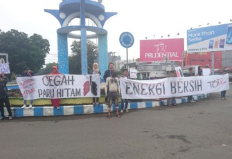Pendemo saat menggelar aksi di Simpang Lima Ratu Samban Kota Bengkulu, Selasa (30/01/2018).