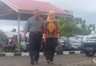 Mantan Bupati Bengkulu Utara Imron Rosyadi dan istrinya