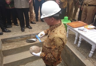 Plt Gubernur Bengkulu Rohidin Mersyah saat melakukan peletakan batu pertama Hotel Mercure bintang empat, Senin (29/01/2018).