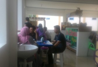 Pengunjung nampak menikmati jajanan kuliner