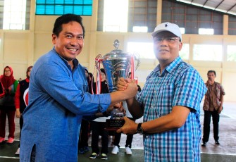Penyerahan Piala Bergilir Dirjen Badilum Mahkamah Agung RI