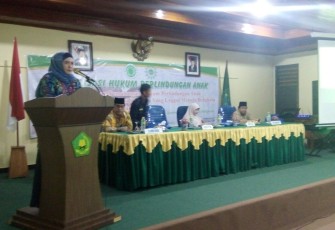 Ketua TP PKK Derta Wahyulin Rohidin Mersyah saat memberikan kata sambutan sekaligus membuka acara