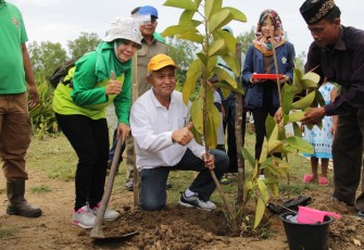 Penanaman Pohon Karet Merah oleh Kepala Dinas Lingkungan Hidup dan Kehutanan Provinsi Bengkulu