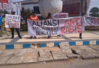 Aliansi Masyarakat Bengkulu Anti Rasis saat menggelar aksi damai di Simpang Ratu Samban Kota Bengkulu, Senin (15/01/2018)