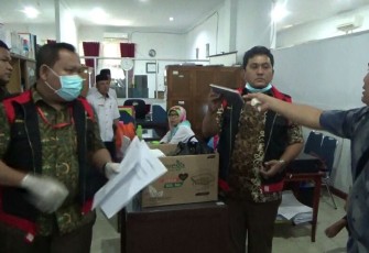 Tim penyidik Kejari Bengkulu saat melakukan penggeledahan di Kantor Walikota Bengkulu, Rabu (31/01/2018).