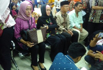 Rohidin Mersyah dan Istri nampak menghadiri sidang vonis Ridwan Mukti