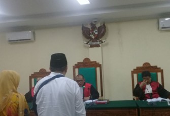 Ridwan Mukti bersama Lily saat mendengarkan hakim membacakan vonis hukumannya