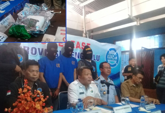Kepala BNNP Bengkulu, Brigjen Pol Nugroho Aji Wijayanto, Selasa (13/02/2018) saat merilis tersangka dan barang bukti.