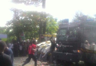 Simulasi rusuh, Massa 'Bentrok' dengan Polisi 