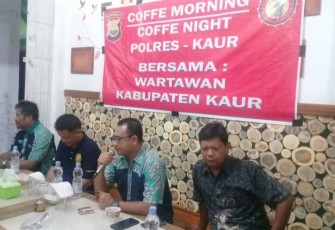 Kapolres Kaur Heru Prianggodo didampingi Wakapolres Afrizal, Kasat Intel Candra Purmana,SH dan para awak media saat ngopi bareng