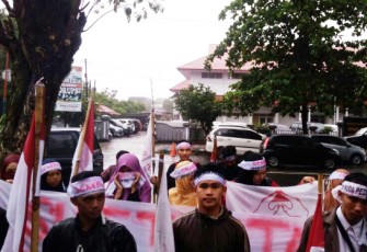 Pendemo saat berorasi di halaman kantor Kanwil Kemenag Provinsi Bengkulu, Selasa (20/2/2018)