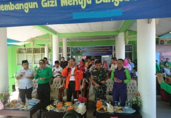 Makan buah bersama, Asisten III Gotri Suyanto, Herwan Antoni Kepala Dinas Kesehatan Provinsi, Ivan Kepala DKP Provinsi, Romlan Dinas Ketahanan pangan Provinsi dan pegawai dilingkungan Dinas Kesehatan Provinsi Bengkulu serta pelajar.