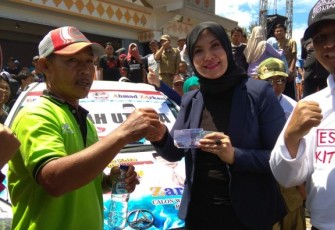 ESD saat memberikan hadiah 1 unit hadiah kepada Yahya