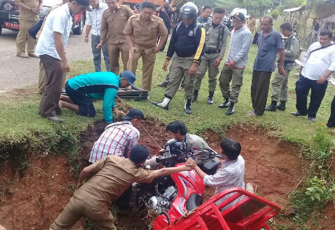 Korban dibantu ASN Dinas Pertanian Kaur mengeluarkan kendaraan dari lubang sedalam 3 meter di Pinggir Jalan