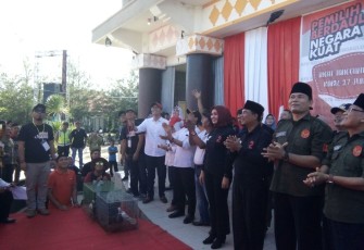 Empat paslon Walikota Bengkulu saat melepas burung merpati