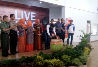 Bupati Kaur Gusril Pausi, S.Sos saat meresmikan gedung sentra kuliner, Jumat (23/02)