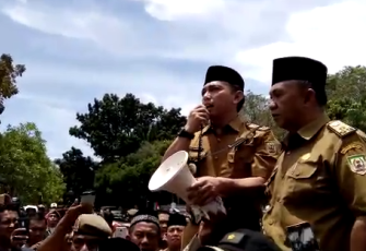 Plt Kepala DKP Provinsi Bengkulu, Ivan Syamsurizal bersama Sekda Provinsi Bengkulu, Nopian Andusti ditengah para pendemo 