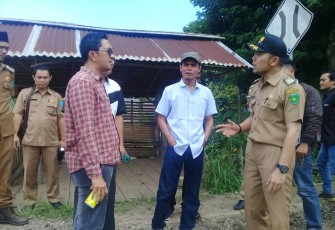Waka II DPRD Teuku Zulkarnain,SE didampingi Kusmito Gunawan Ketua Fraksi PAN, Anggota DPRD Kota Minharsi saat sidak jalan rusak di Kelurahan Sumber Jaya dan Kelurahan Bentiring Permai, Senin (12/02/2018).
