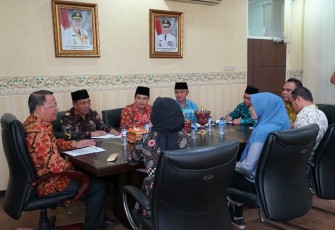 Plt. Gubernur Rohidin Mersyah saat menerima Audensi Aliansi Tolak Paru Hitam (ATPH), di Ruang Kerja Plt. Gubernur Pemprov Bengkulu, Kamis (08/02/2019) kemarin.