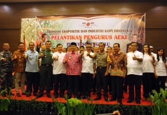 Plt Gub Rohidin Mersyah Foto Bersama Dalam Acara Pelantikan Pengurus AEKI Provinsi Bengkulu 
