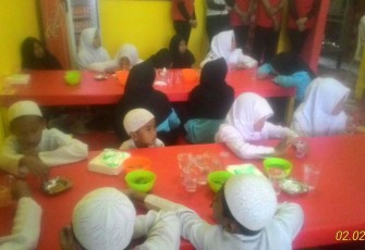 Nampak anak-anak yatim menunggu untuk menikmati Ayam Geprek Cacam